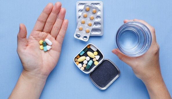 Taking tablets against toenail fungus