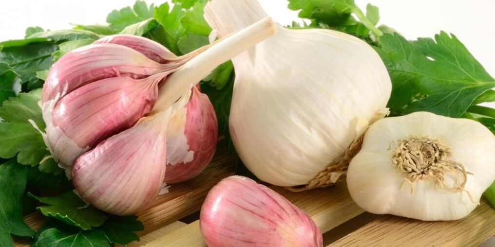 Treating nail fungus with garlic